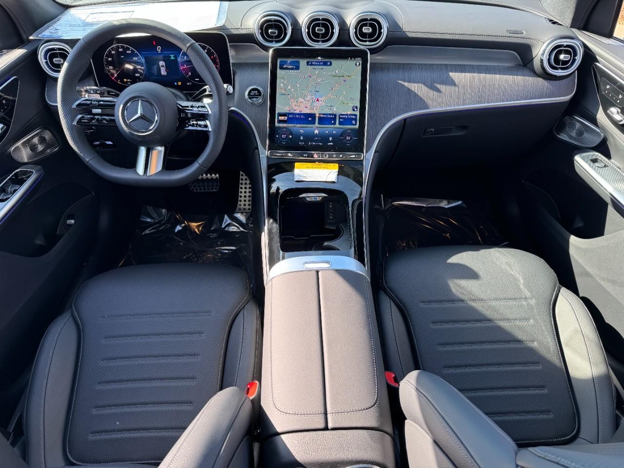 Mercedes-Benz GLC Vehicle Full-screen Gallery Image 12