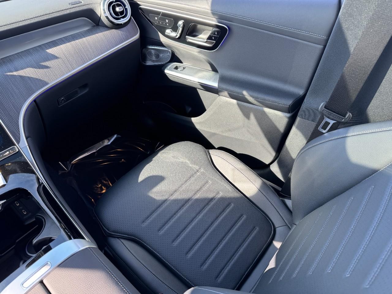 Mercedes-Benz GLC Vehicle Full-screen Gallery Image 15