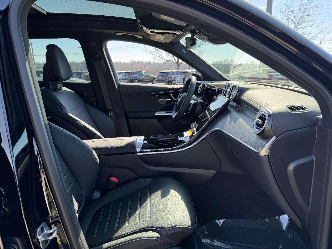 Mercedes-Benz GLC Vehicle Full-screen Gallery Image 16