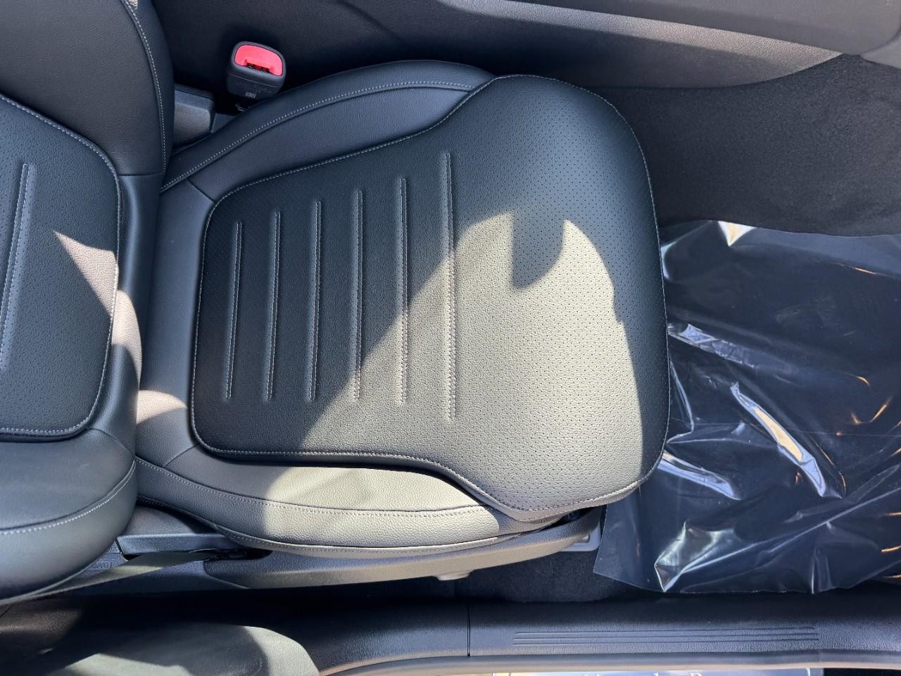 Mercedes-Benz GLC Vehicle Full-screen Gallery Image 17