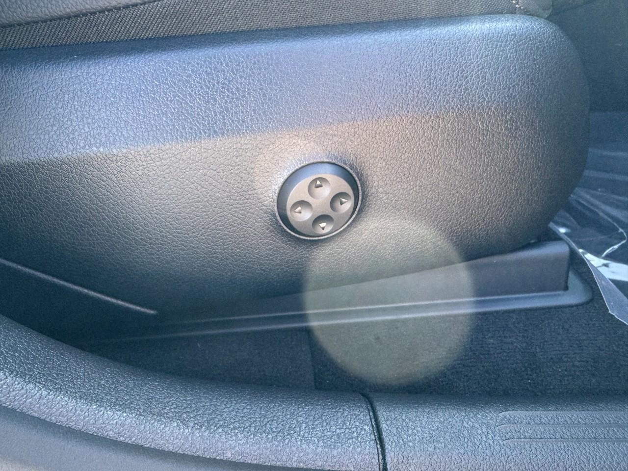 Mercedes-Benz GLC Vehicle Full-screen Gallery Image 18