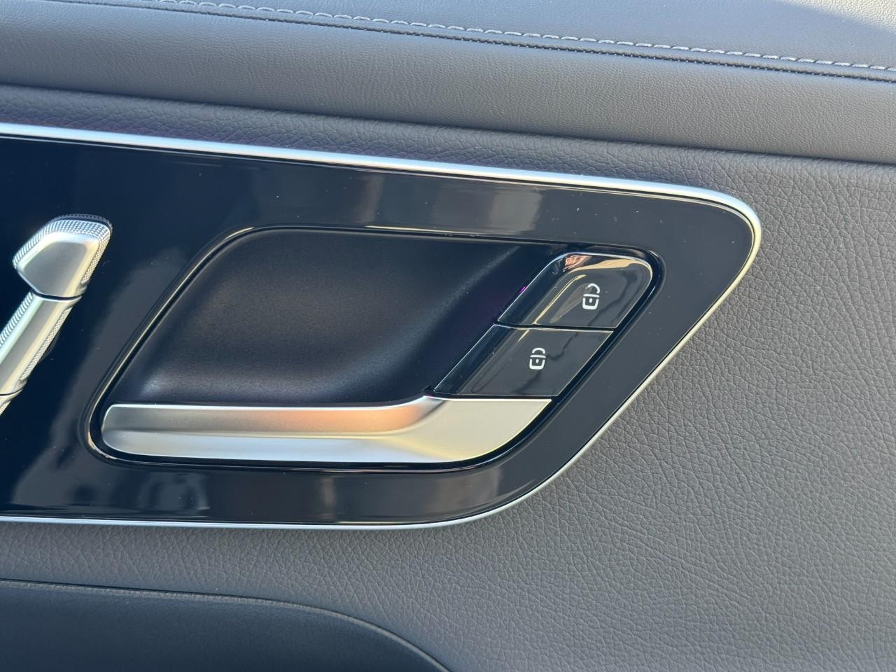 Mercedes-Benz GLC Vehicle Full-screen Gallery Image 20