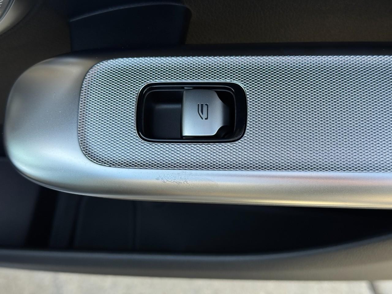 Mercedes-Benz GLC Vehicle Full-screen Gallery Image 21