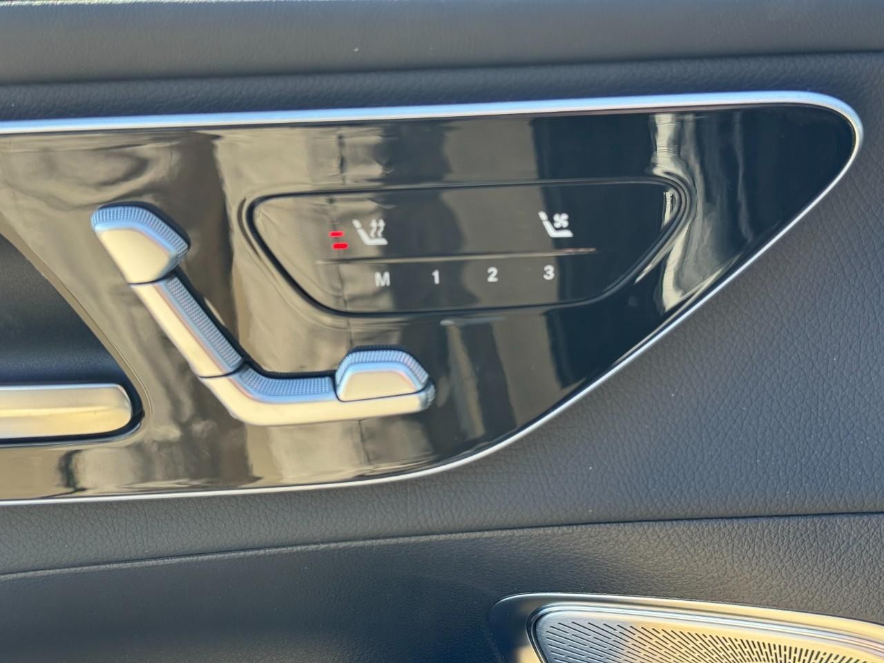 Mercedes-Benz GLC Vehicle Full-screen Gallery Image 22