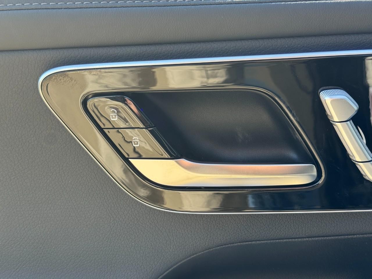 Mercedes-Benz GLC Vehicle Full-screen Gallery Image 23