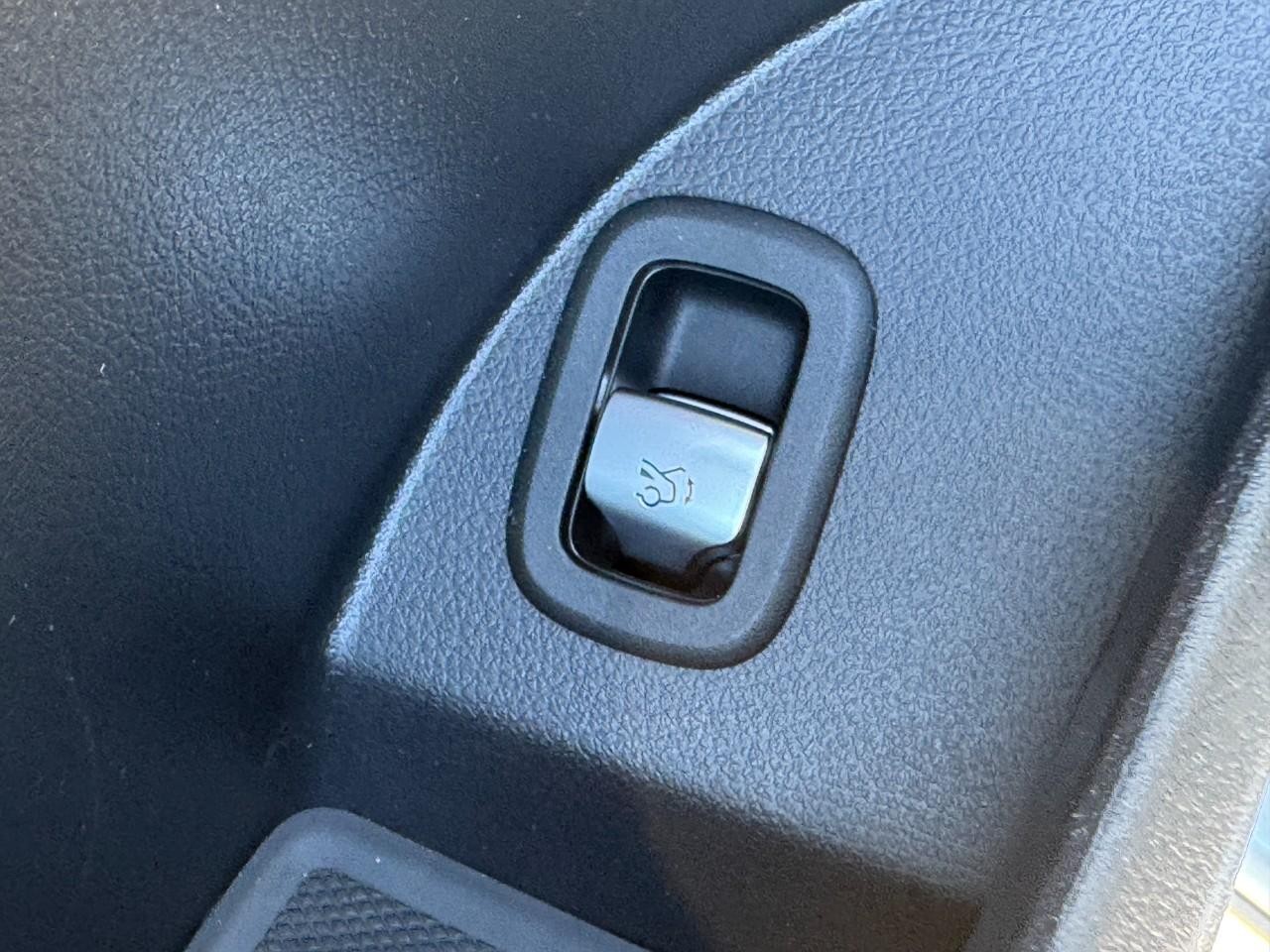 Mercedes-Benz GLC Vehicle Full-screen Gallery Image 26