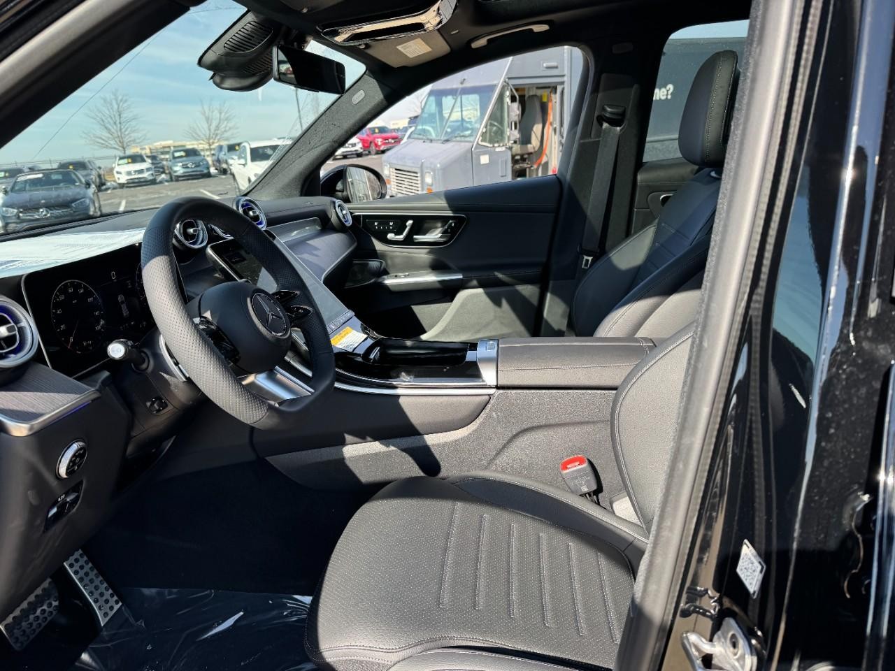 Mercedes-Benz GLC Vehicle Full-screen Gallery Image 27