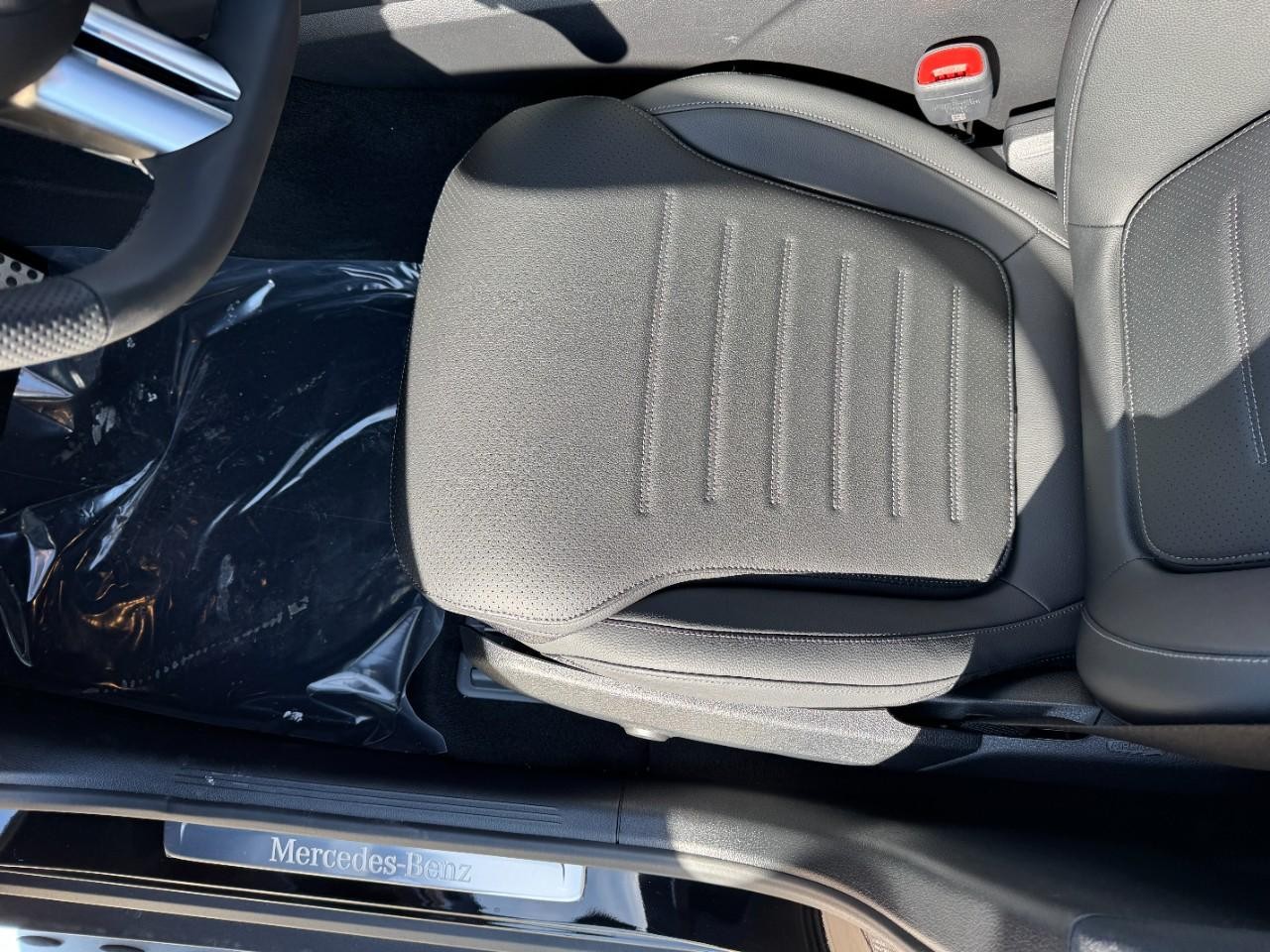 Mercedes-Benz GLC Vehicle Full-screen Gallery Image 28