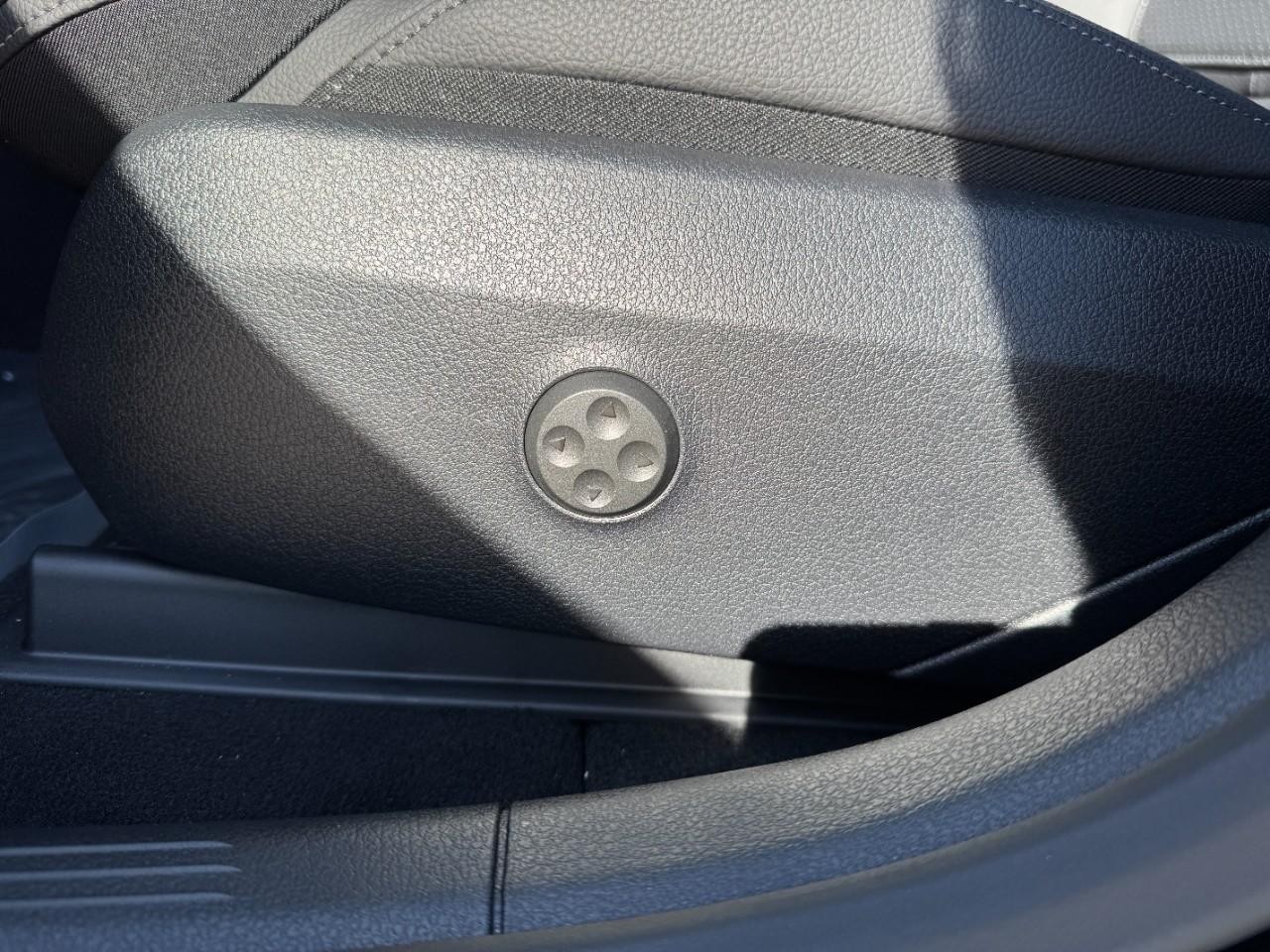 Mercedes-Benz GLC Vehicle Full-screen Gallery Image 29