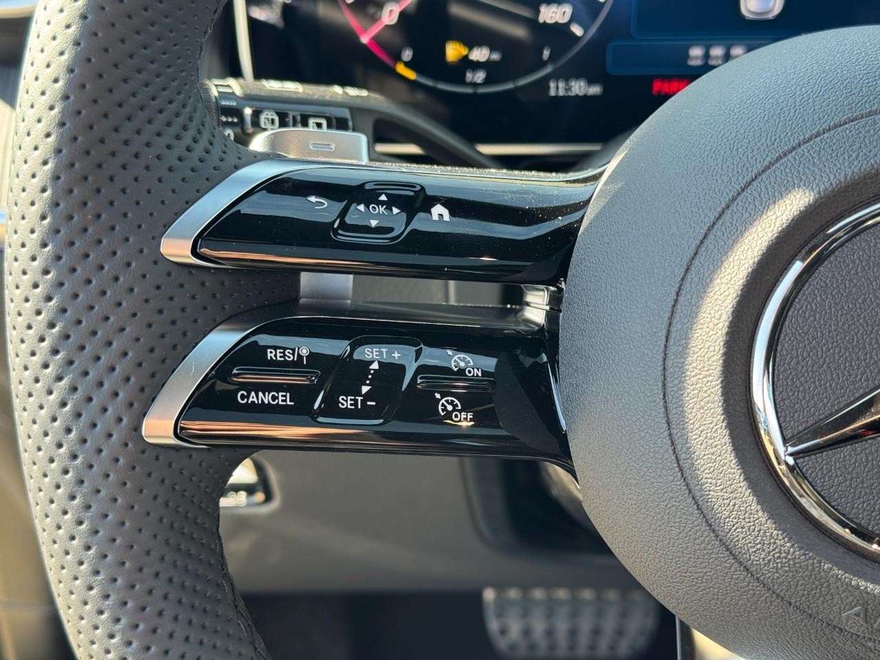 Mercedes-Benz GLC Vehicle Full-screen Gallery Image 31