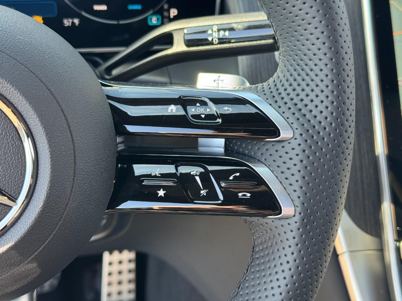 Mercedes-Benz GLC Vehicle Full-screen Gallery Image 32