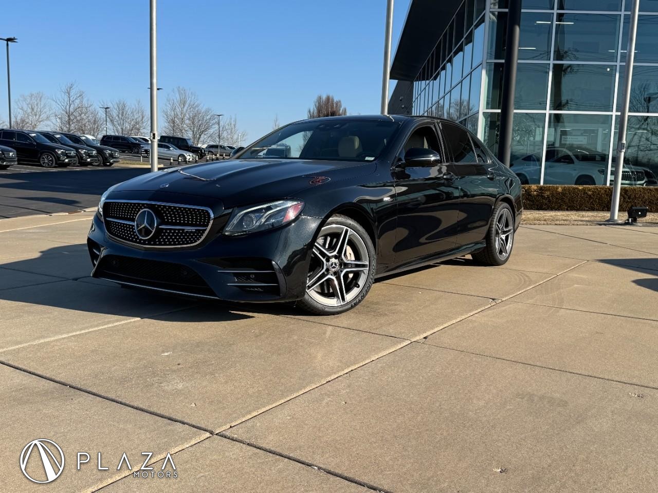 Mercedes-Benz E-Class Vehicle Full-screen Gallery Image 01