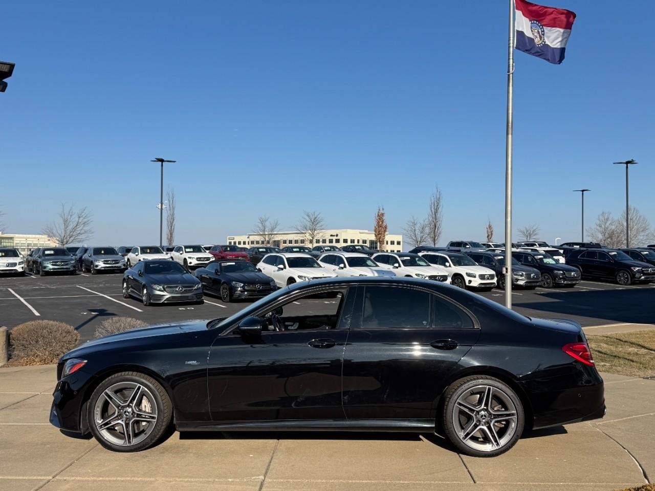 Mercedes-Benz E-Class Vehicle Full-screen Gallery Image 02