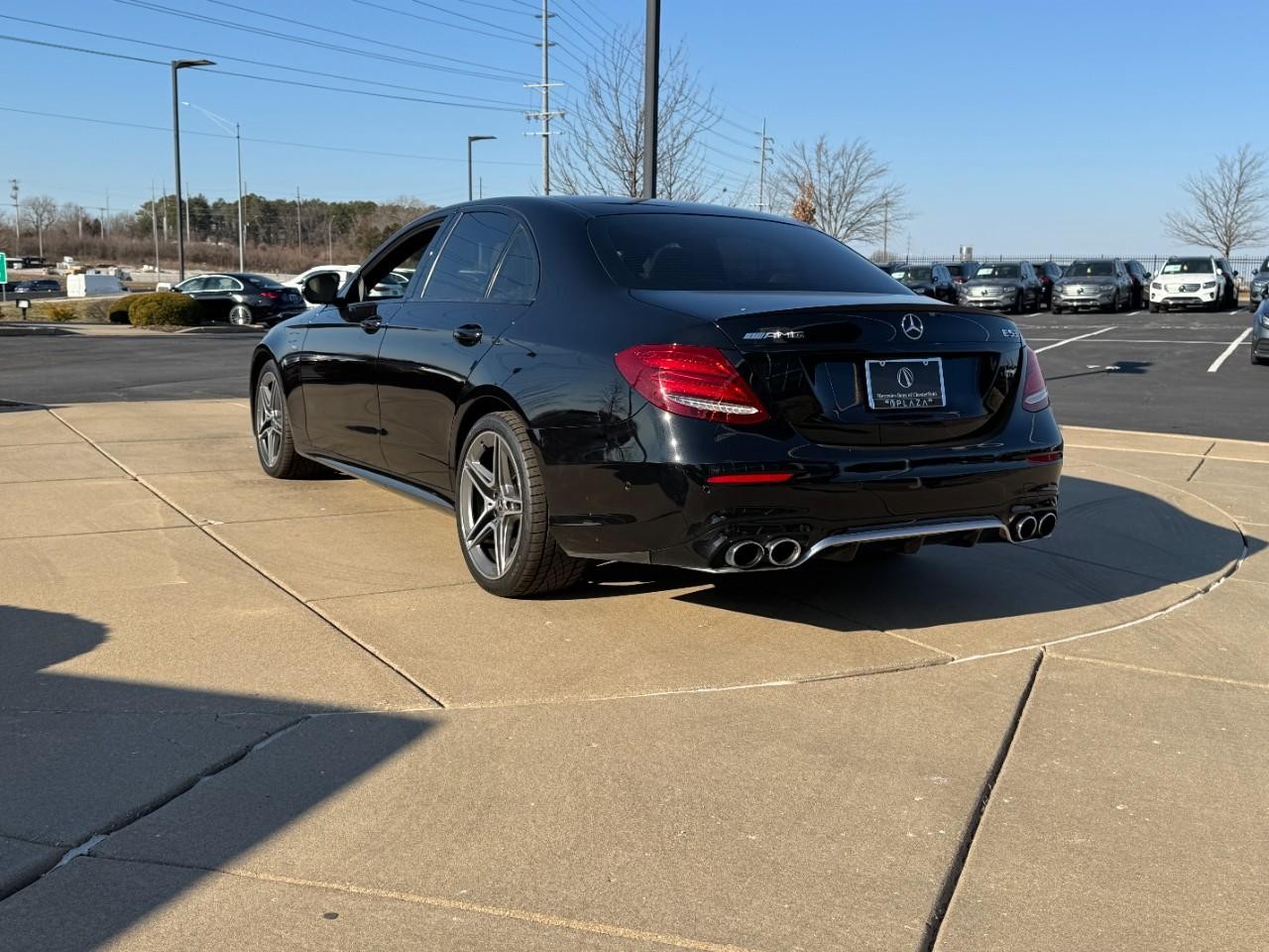 Mercedes-Benz E-Class Vehicle Full-screen Gallery Image 03