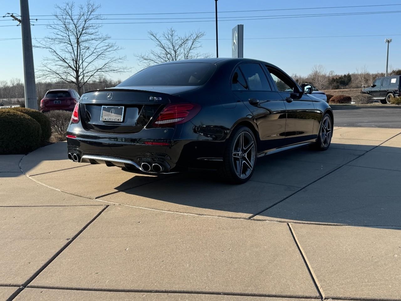 Mercedes-Benz E-Class Vehicle Full-screen Gallery Image 04