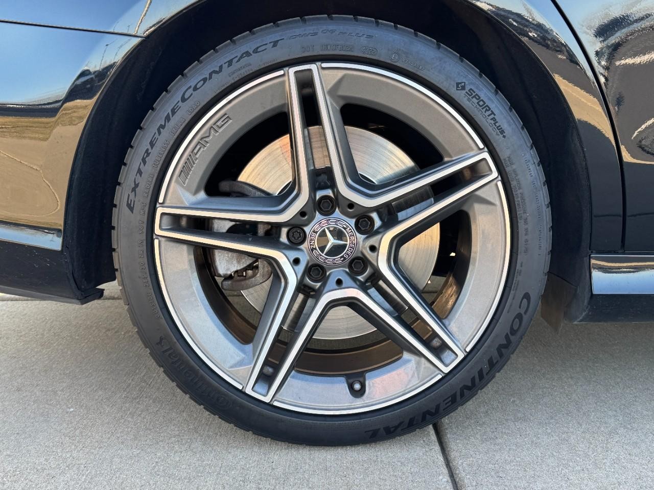 Mercedes-Benz E-Class Vehicle Full-screen Gallery Image 05