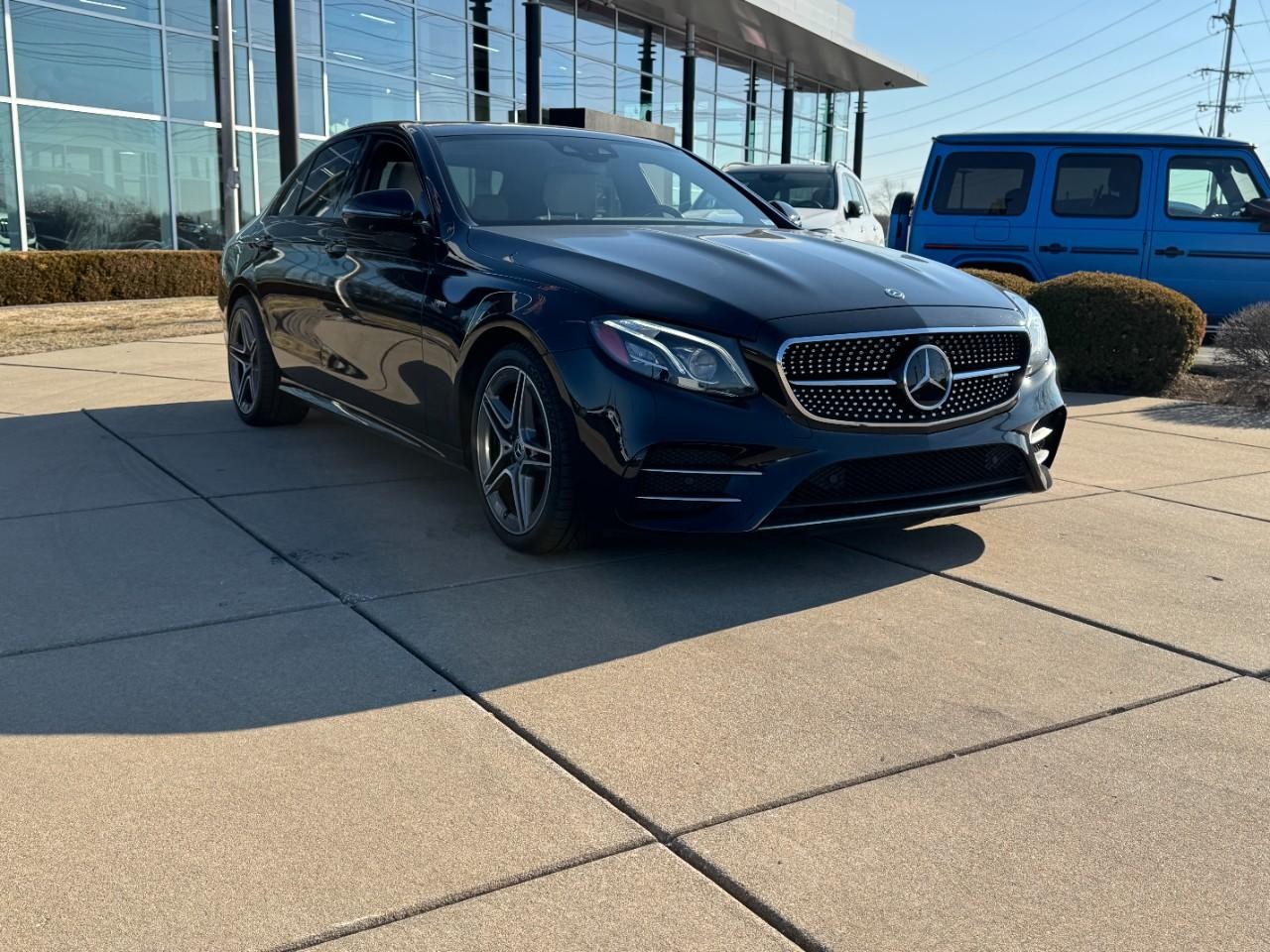 Mercedes-Benz E-Class Vehicle Full-screen Gallery Image 06