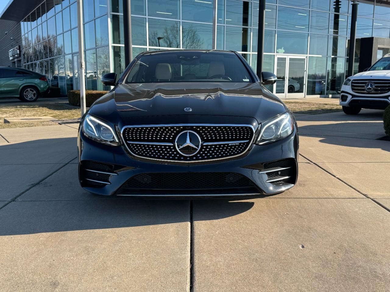 Mercedes-Benz E-Class Vehicle Full-screen Gallery Image 07