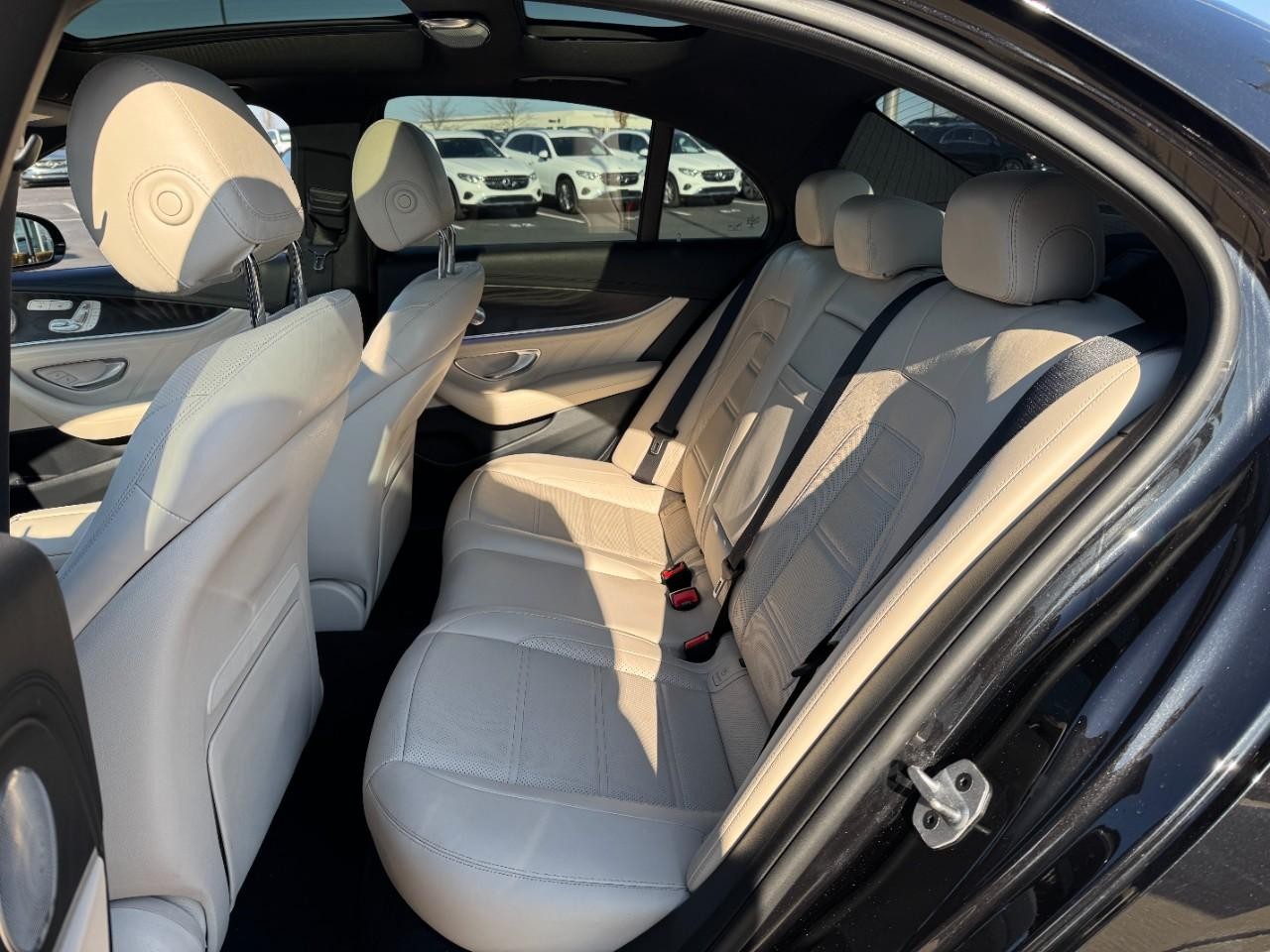 Mercedes-Benz E-Class Vehicle Full-screen Gallery Image 08