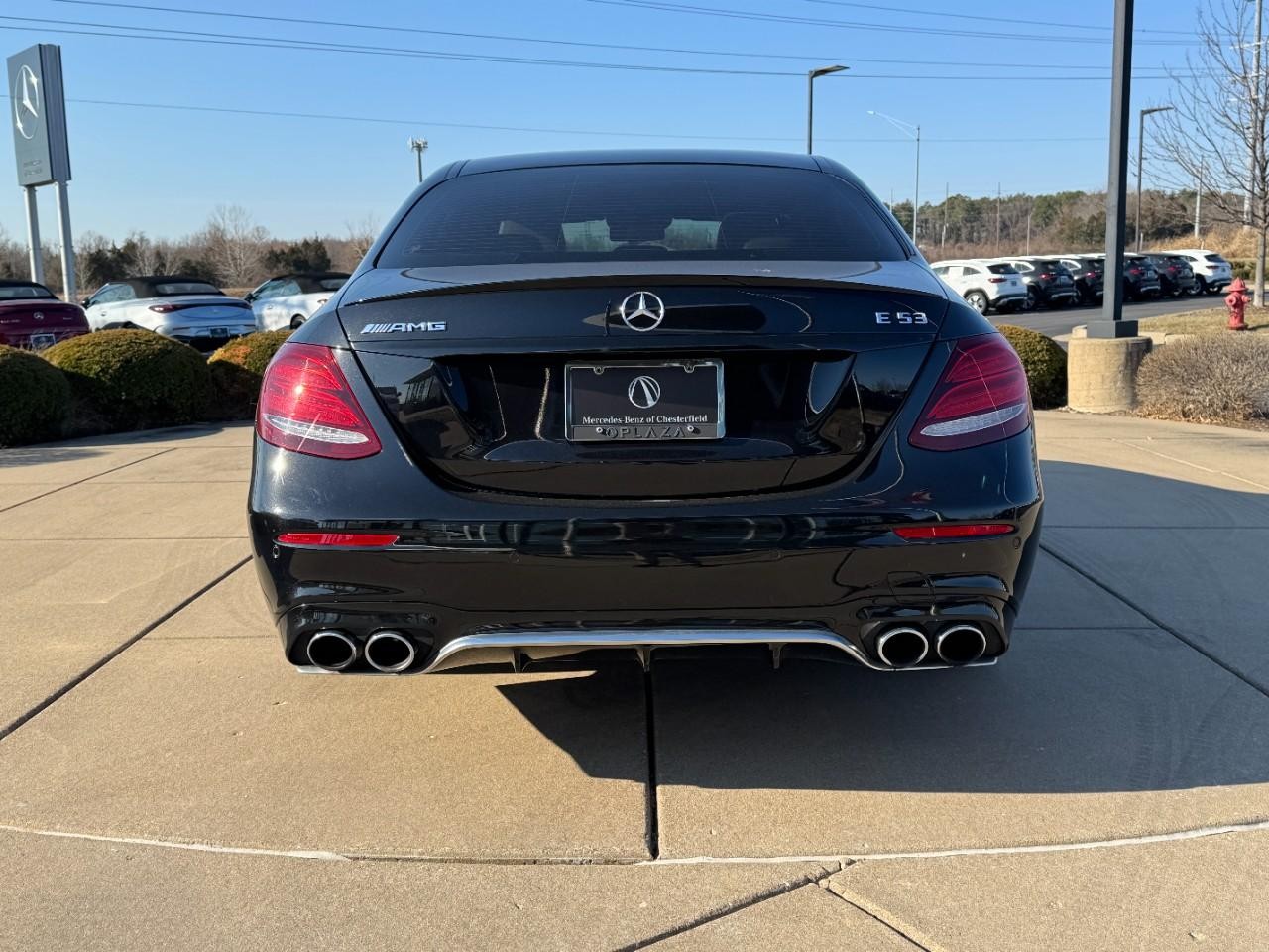 Mercedes-Benz E-Class Vehicle Full-screen Gallery Image 09