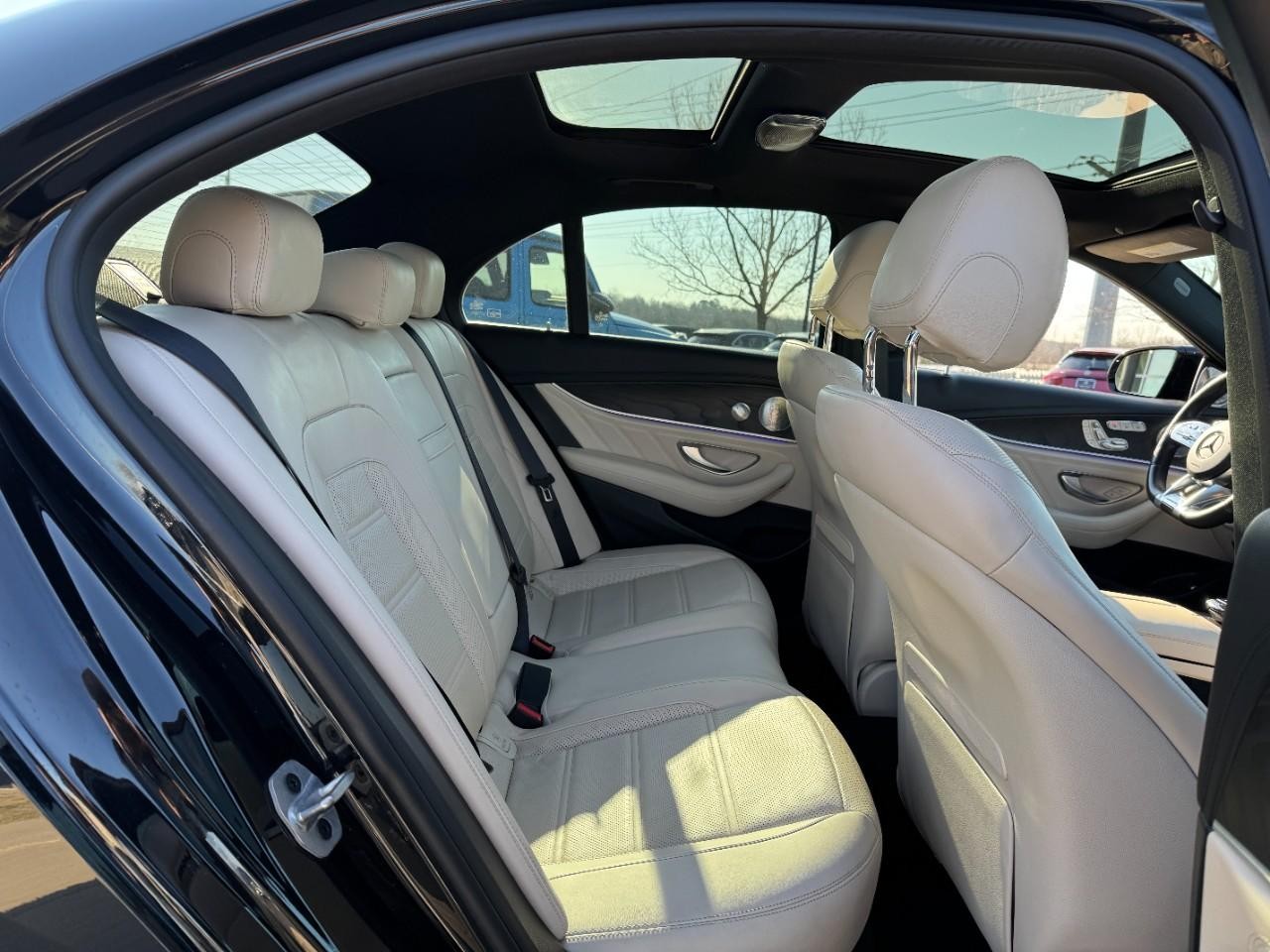 Mercedes-Benz E-Class Vehicle Full-screen Gallery Image 10