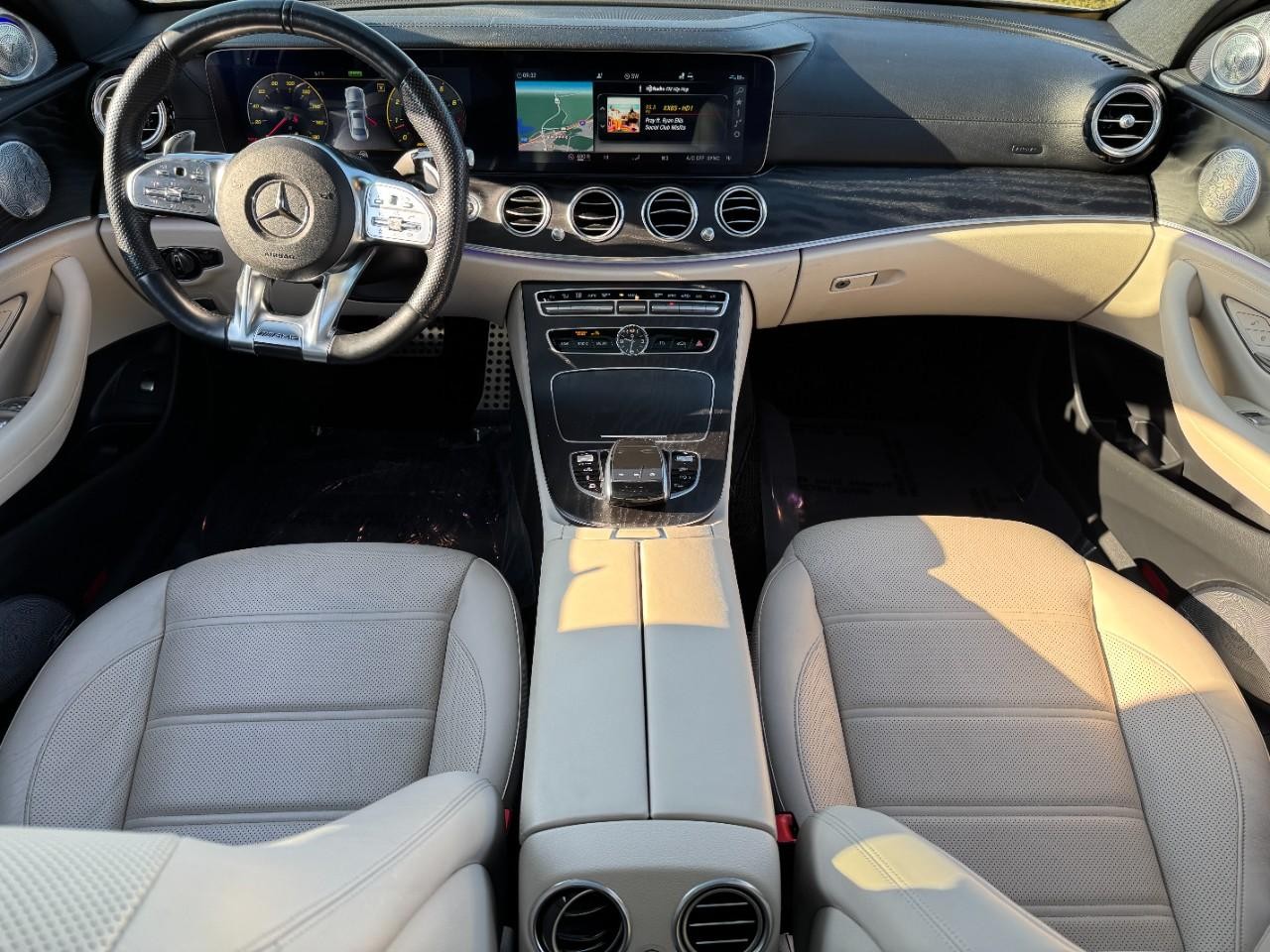 Mercedes-Benz E-Class Vehicle Full-screen Gallery Image 12