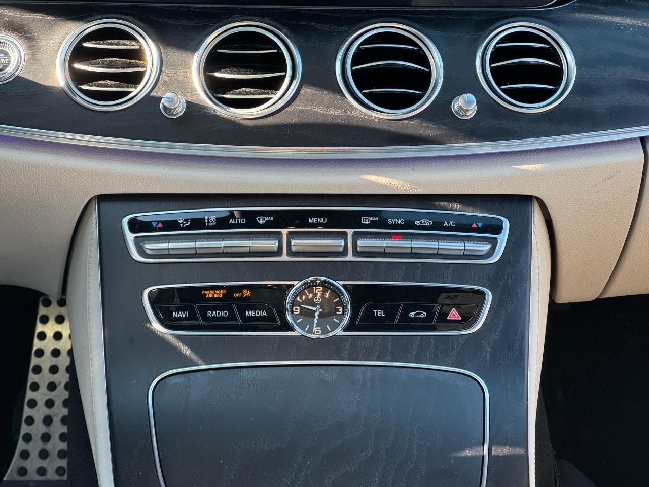 Mercedes-Benz E-Class Vehicle Full-screen Gallery Image 15