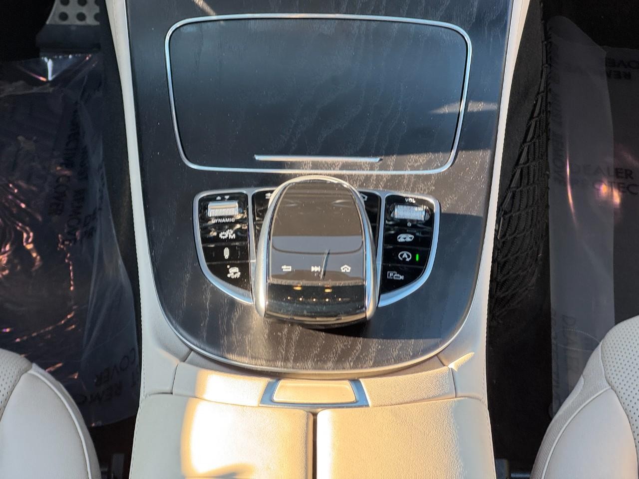 Mercedes-Benz E-Class Vehicle Full-screen Gallery Image 16