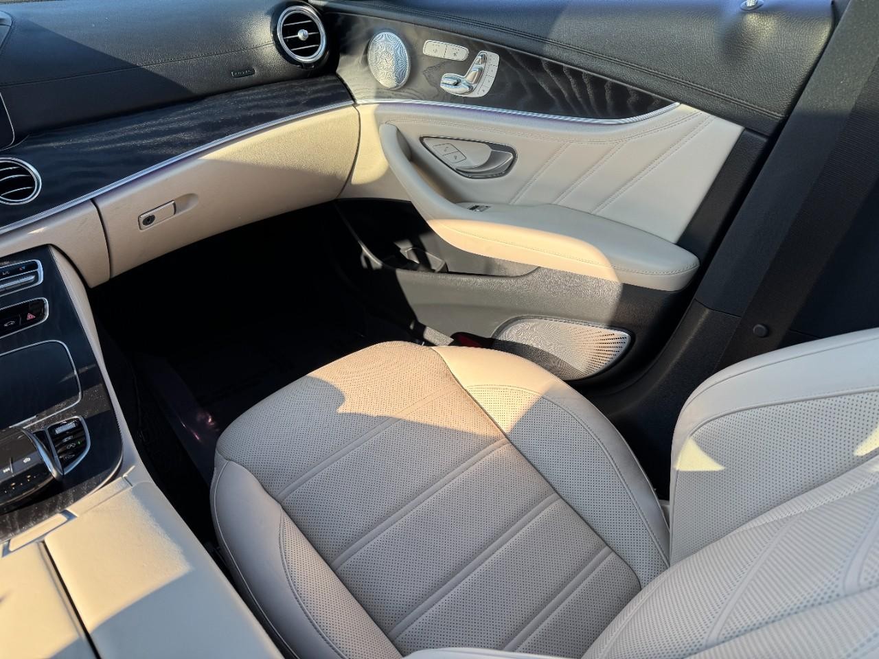 Mercedes-Benz E-Class Vehicle Full-screen Gallery Image 17