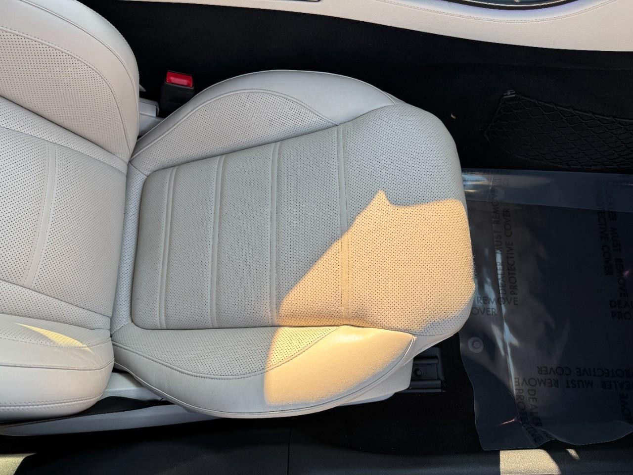 Mercedes-Benz E-Class Vehicle Full-screen Gallery Image 19