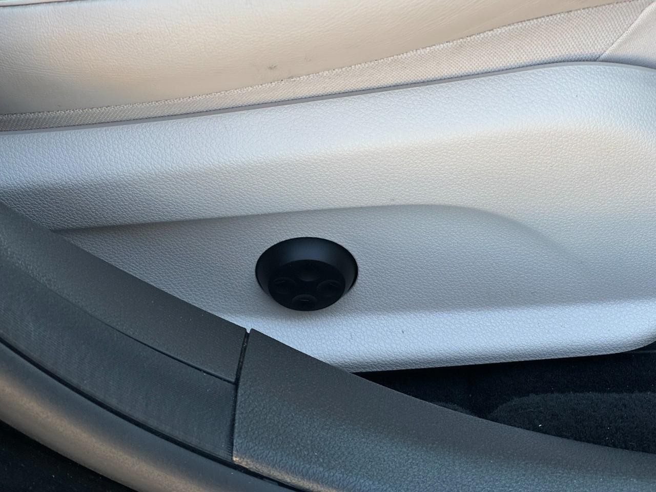 Mercedes-Benz E-Class Vehicle Full-screen Gallery Image 20