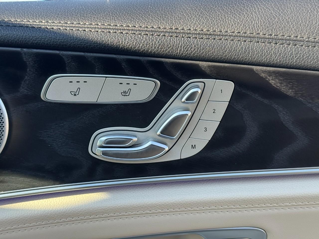 Mercedes-Benz E-Class Vehicle Full-screen Gallery Image 21