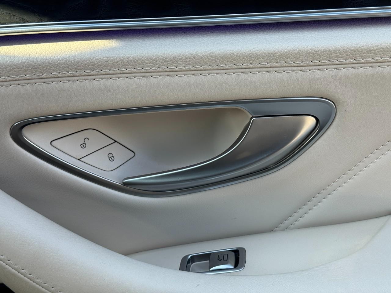 Mercedes-Benz E-Class Vehicle Full-screen Gallery Image 22