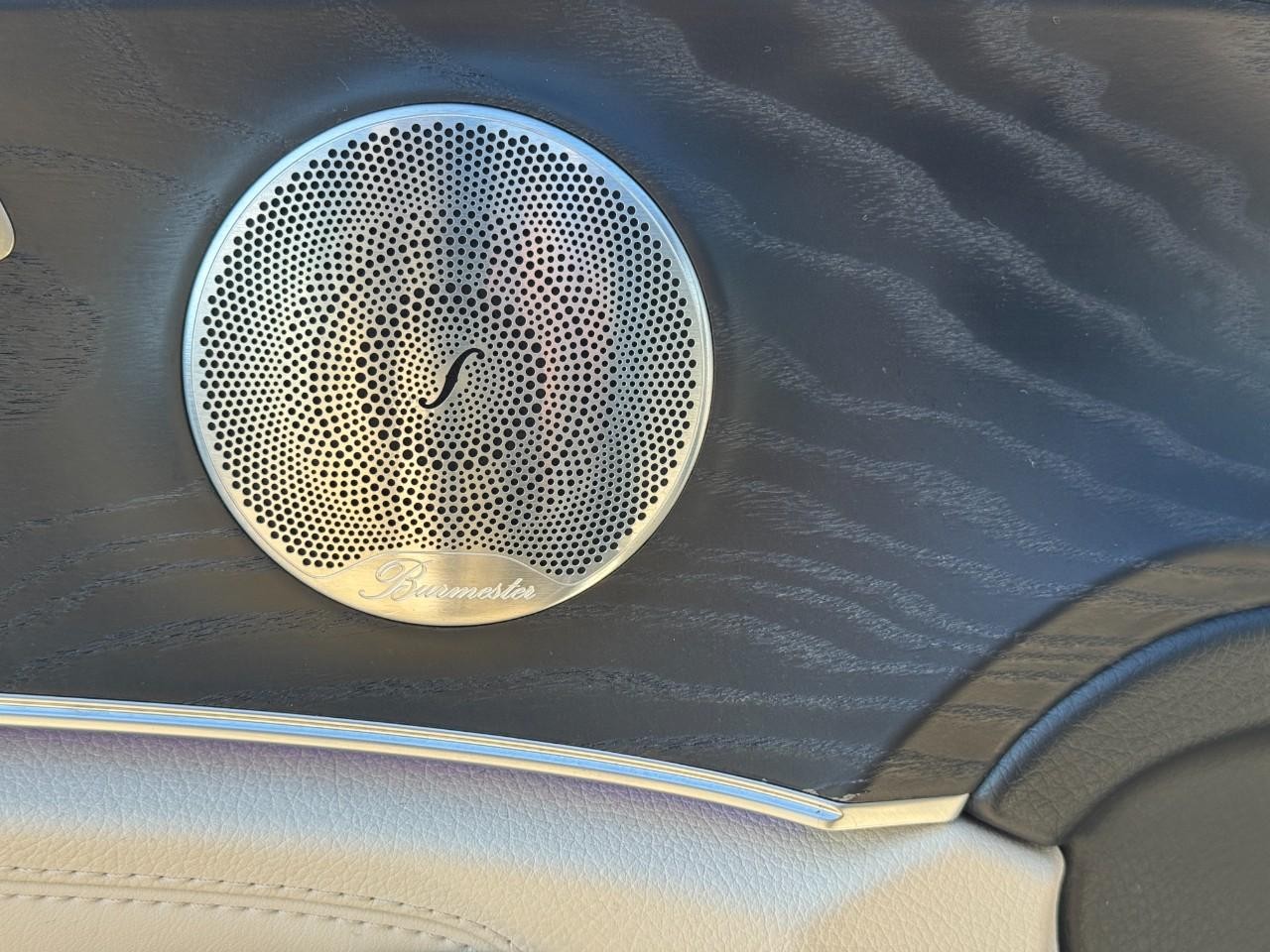 Mercedes-Benz E-Class Vehicle Full-screen Gallery Image 24