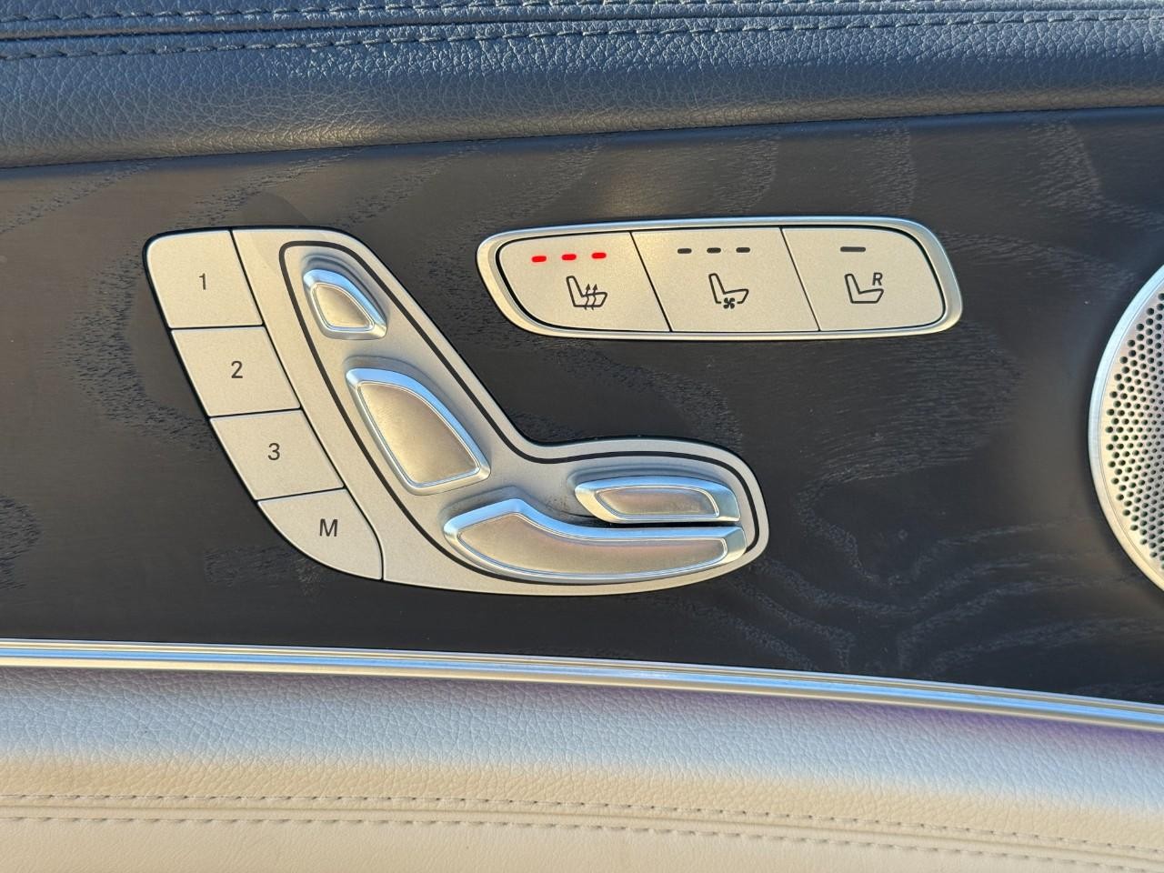 Mercedes-Benz E-Class Vehicle Full-screen Gallery Image 25