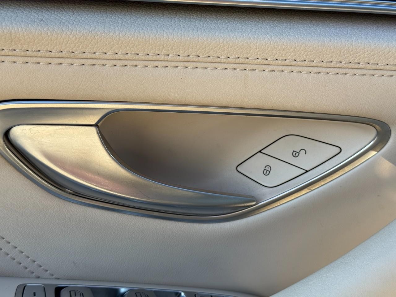 Mercedes-Benz E-Class Vehicle Full-screen Gallery Image 26