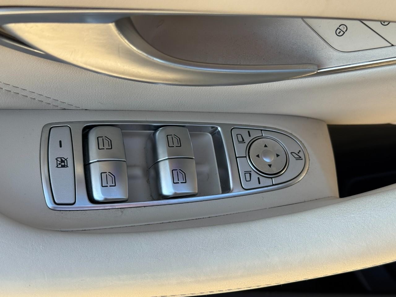 Mercedes-Benz E-Class Vehicle Full-screen Gallery Image 27