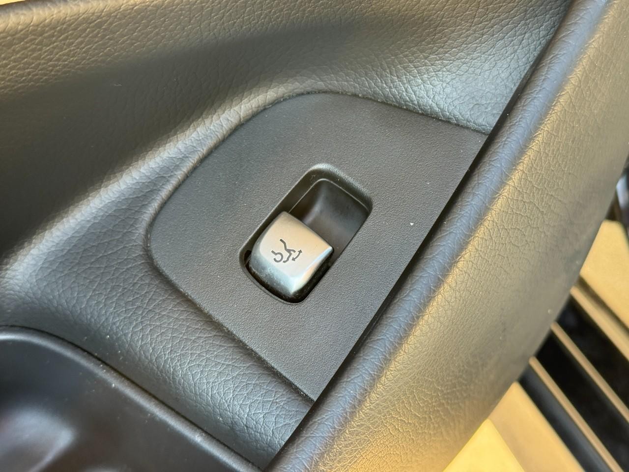 Mercedes-Benz E-Class Vehicle Full-screen Gallery Image 28