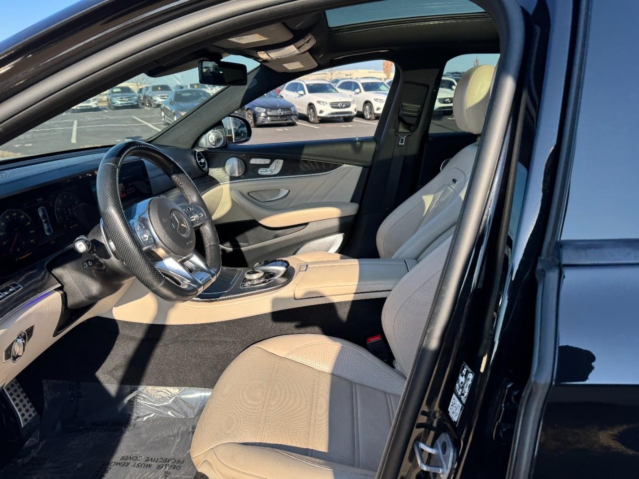 Mercedes-Benz E-Class Vehicle Full-screen Gallery Image 29