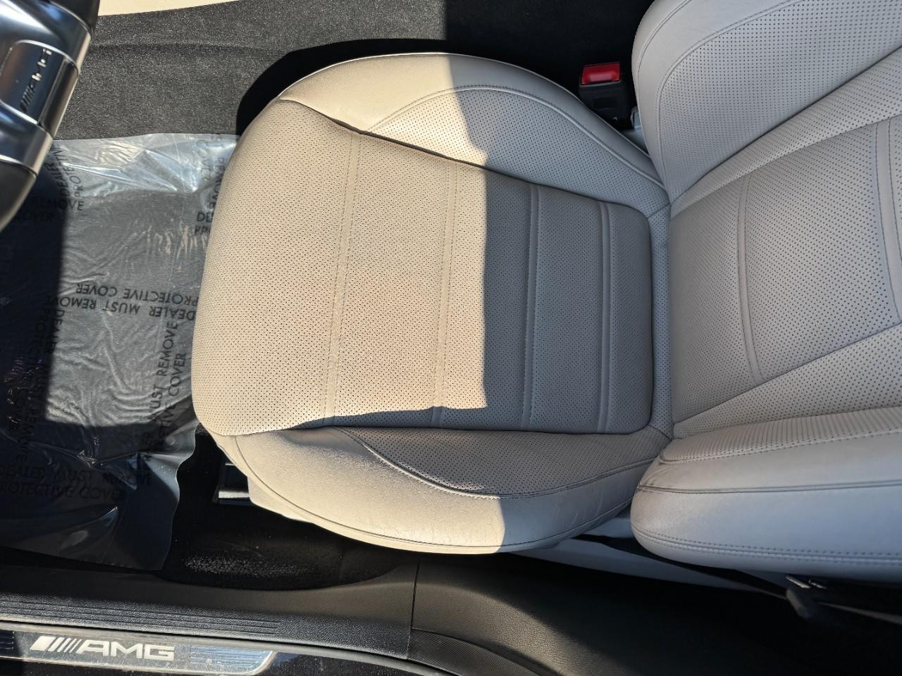 Mercedes-Benz E-Class Vehicle Full-screen Gallery Image 30