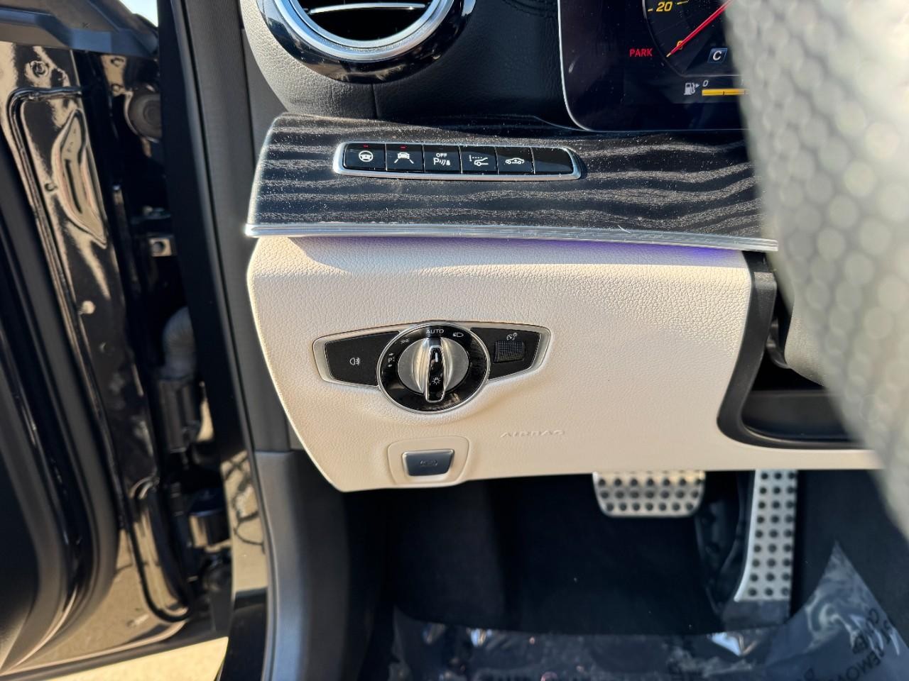 Mercedes-Benz E-Class Vehicle Full-screen Gallery Image 32