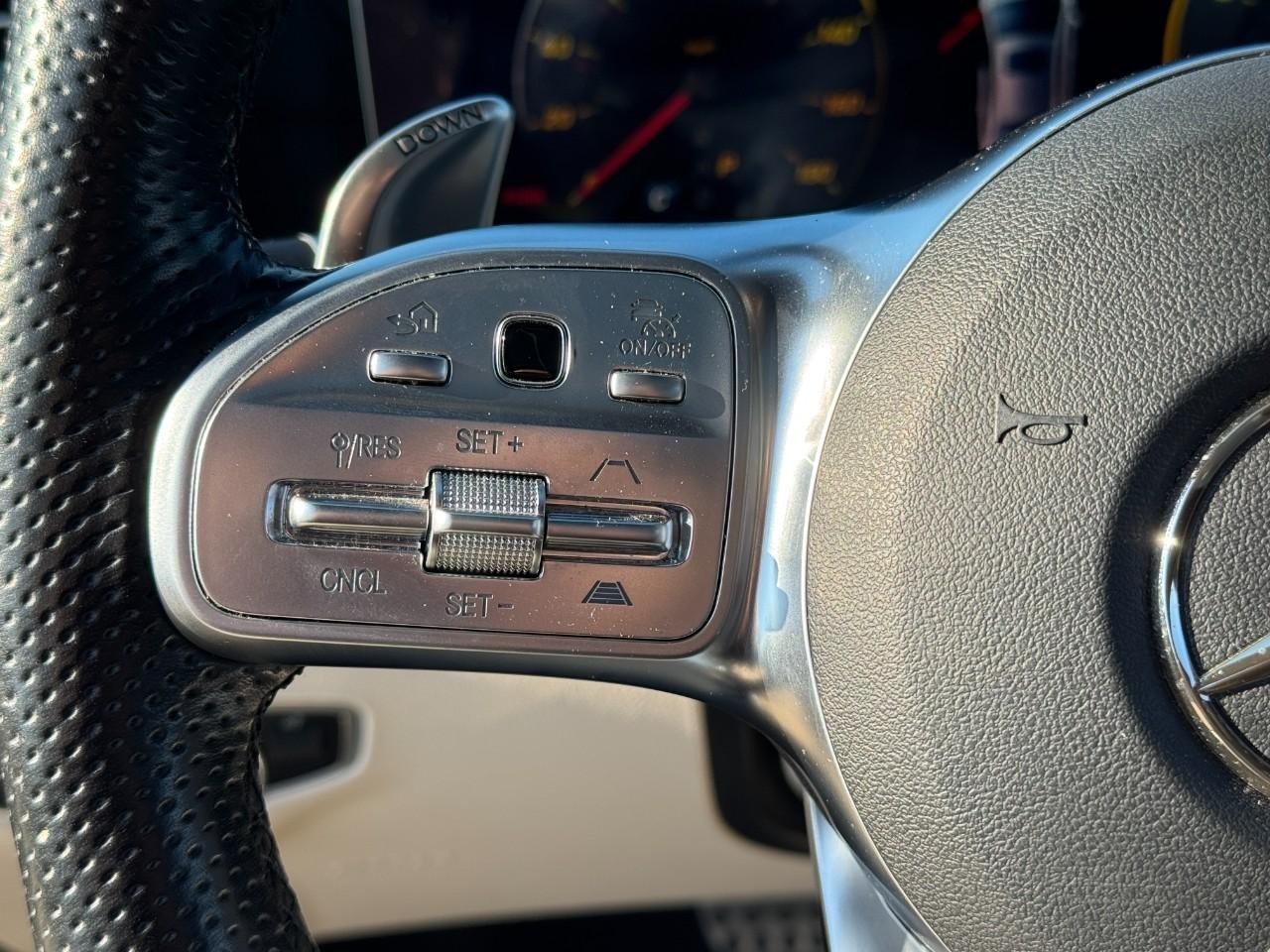 Mercedes-Benz E-Class Vehicle Full-screen Gallery Image 33