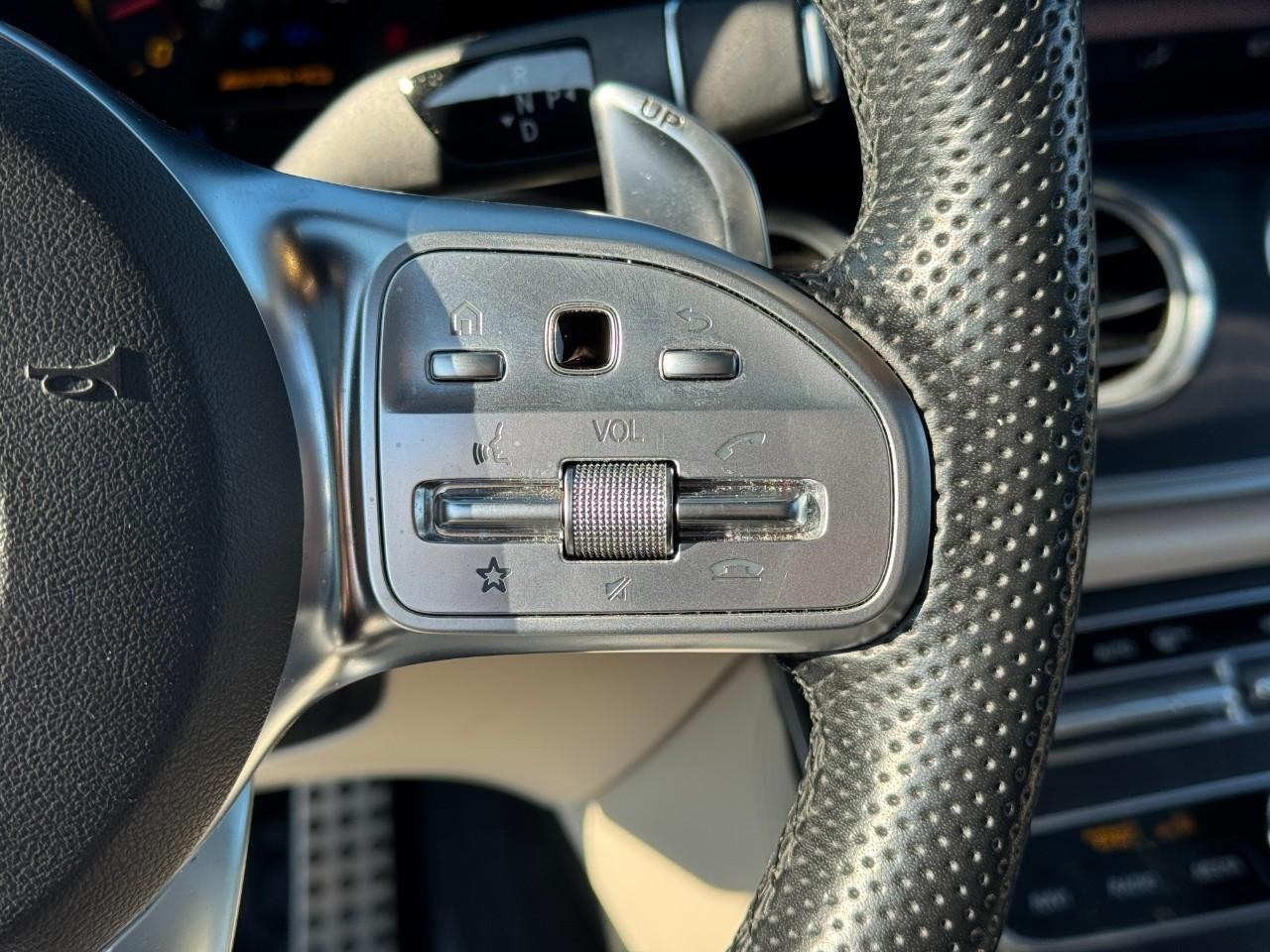 Mercedes-Benz E-Class Vehicle Full-screen Gallery Image 34