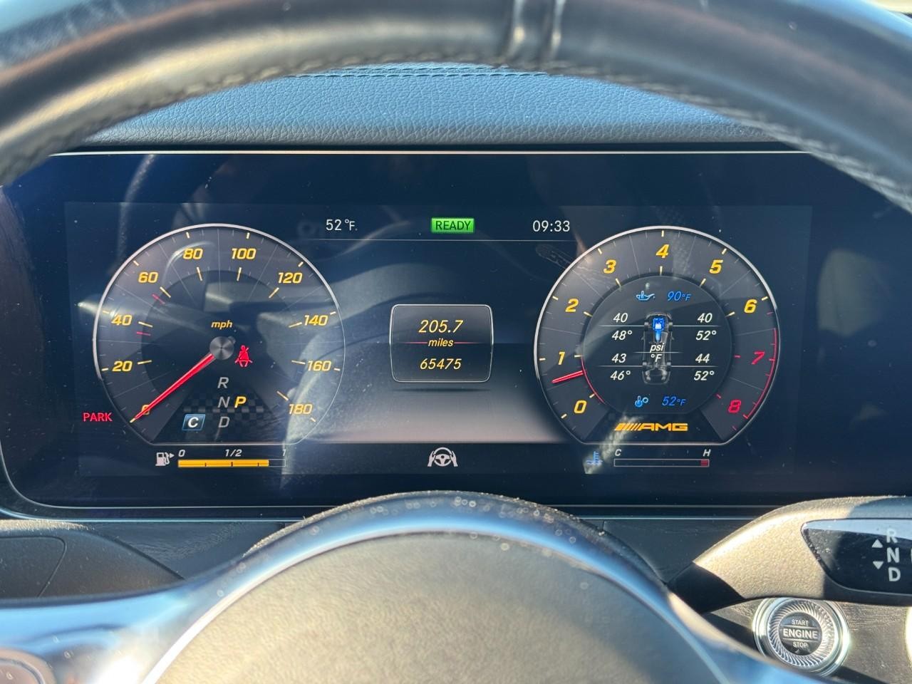 Mercedes-Benz E-Class Vehicle Full-screen Gallery Image 35