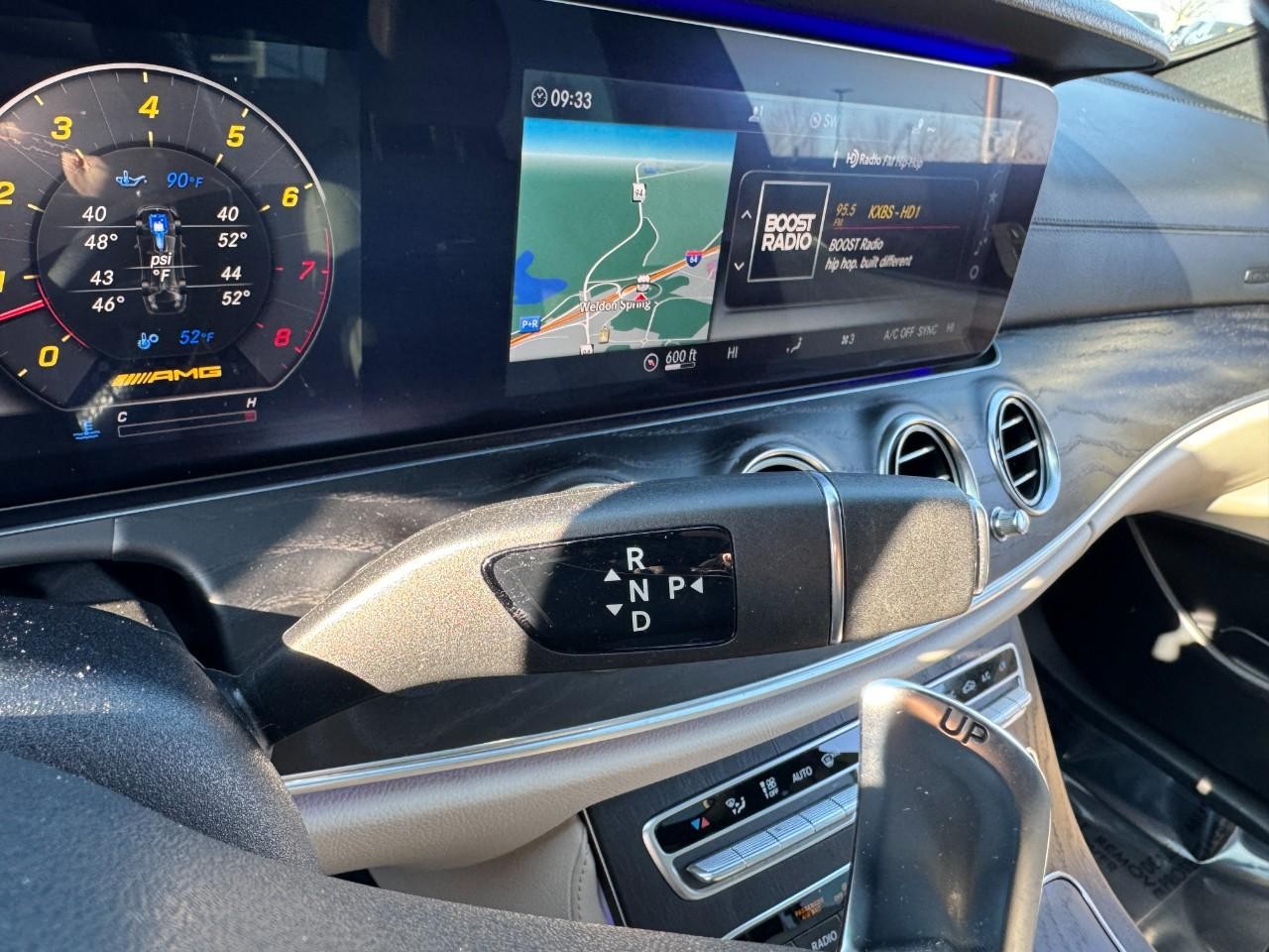 Mercedes-Benz E-Class Vehicle Full-screen Gallery Image 36