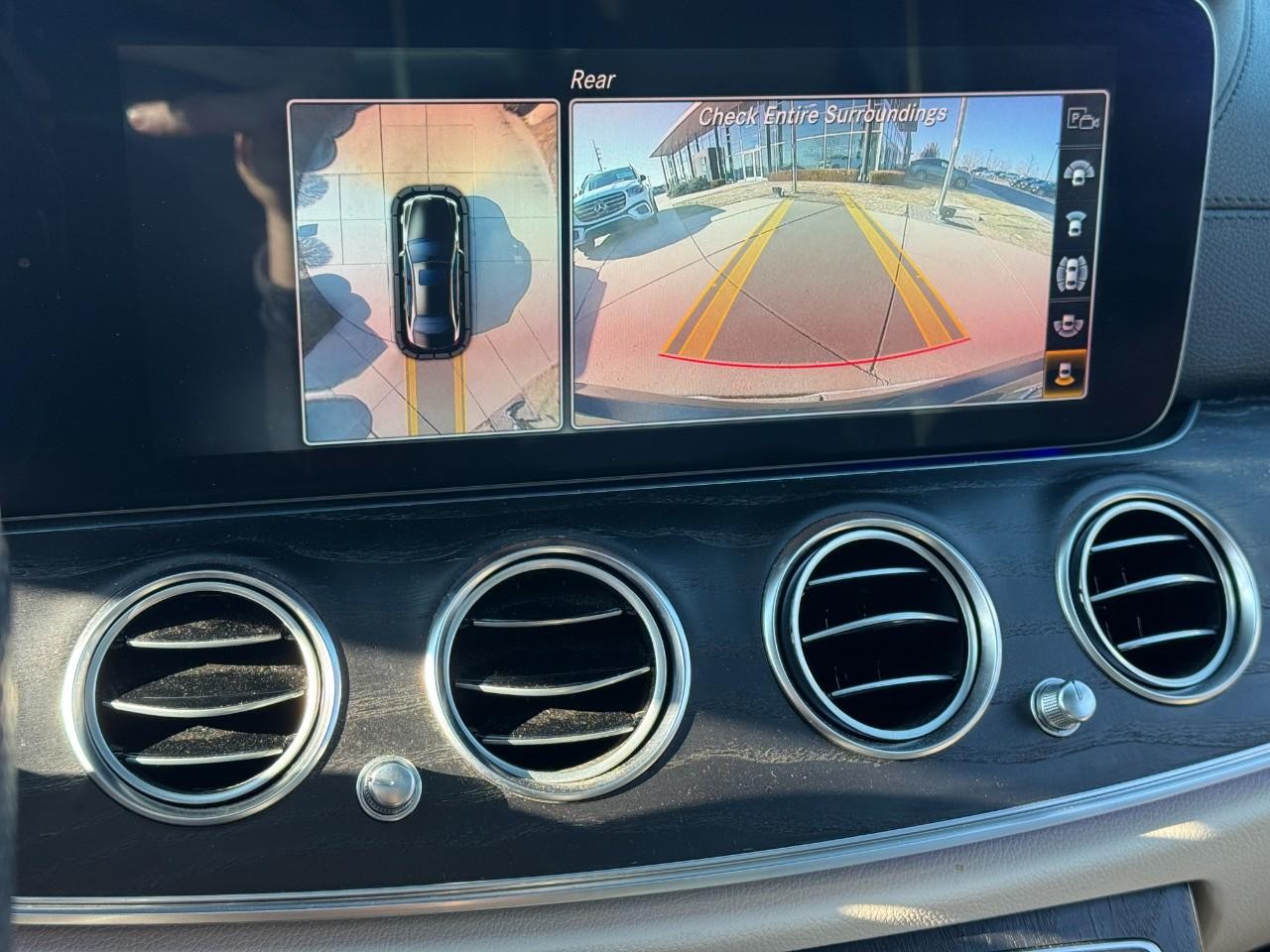 Mercedes-Benz E-Class Vehicle Full-screen Gallery Image 37