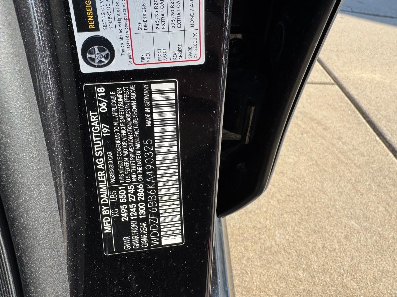 Mercedes-Benz E-Class Vehicle Full-screen Gallery Image 38