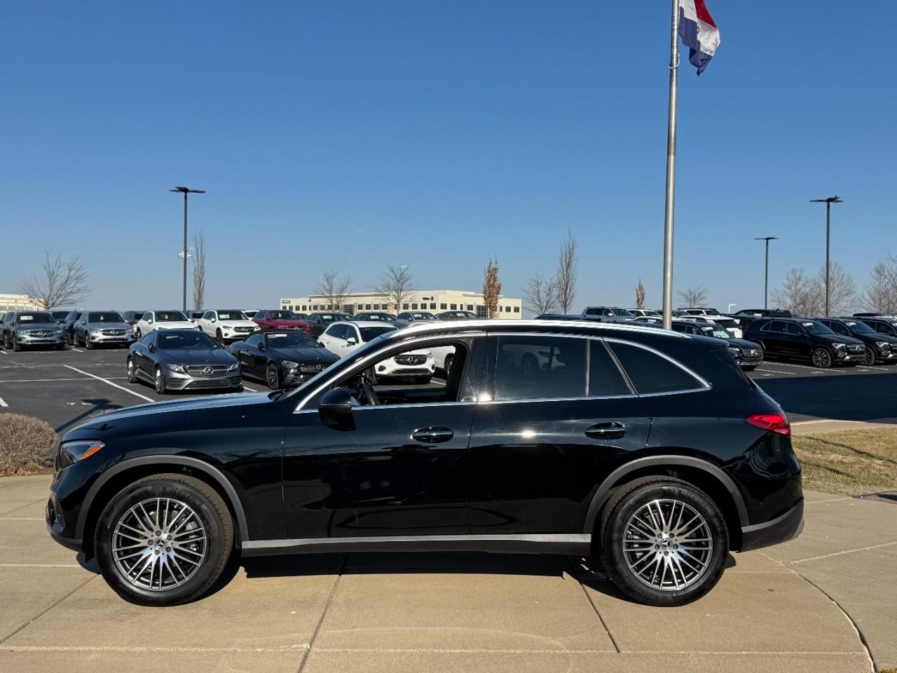 Mercedes-Benz GLC Vehicle Full-screen Gallery Image 02