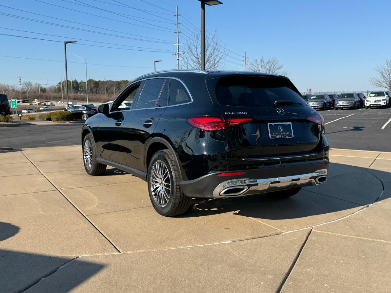 Mercedes-Benz GLC Vehicle Full-screen Gallery Image 03