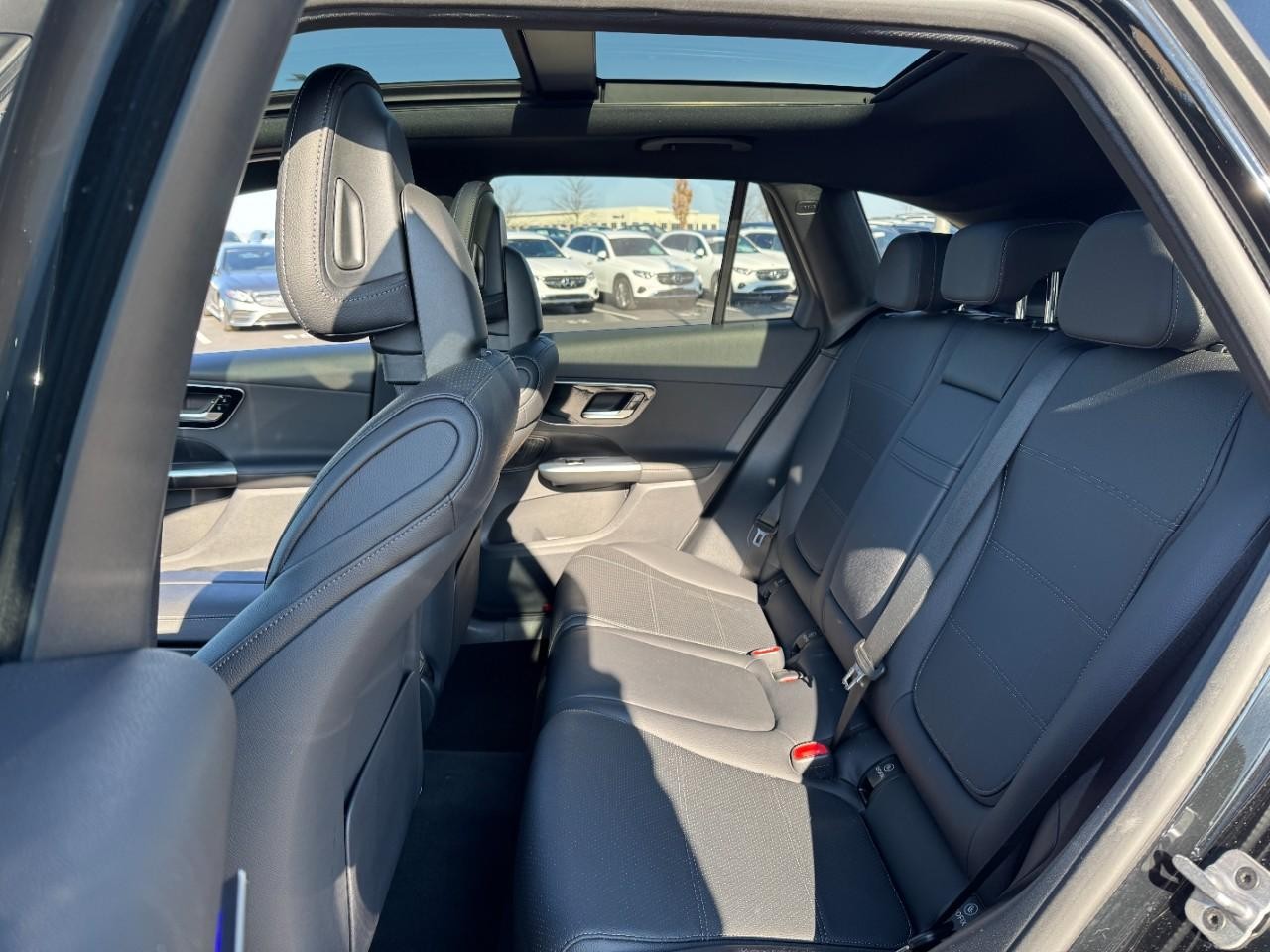 Mercedes-Benz GLC Vehicle Full-screen Gallery Image 08